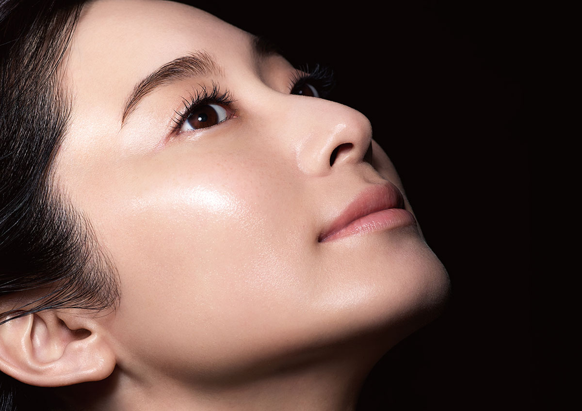 有助于打造富有光泽的柔软紧致肌肤。轻柔舒展般渗透，亮泽*水润的透明感。